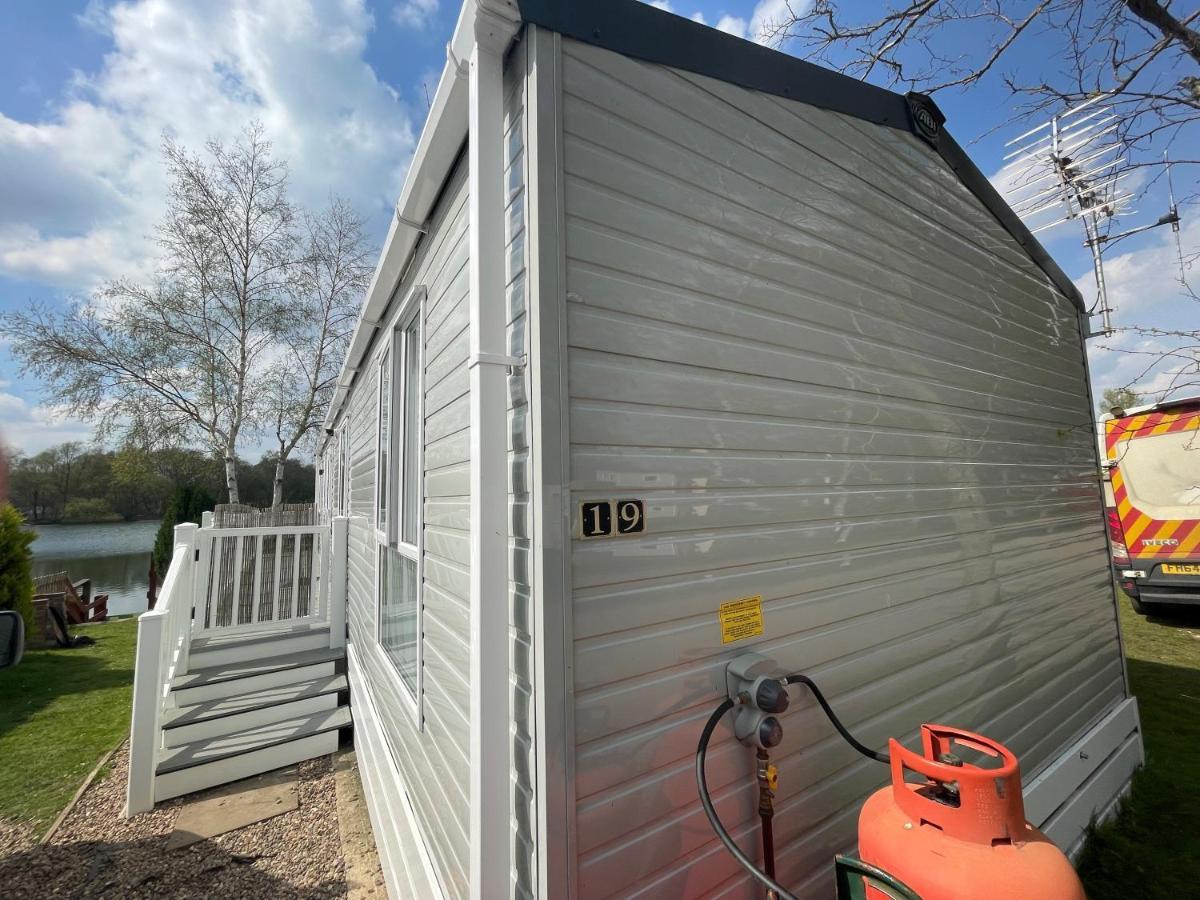 Lakeside Retreat 4 With Hot Tub, Private Fishing Peg Situated At Lakes Country Park * Tattershall
